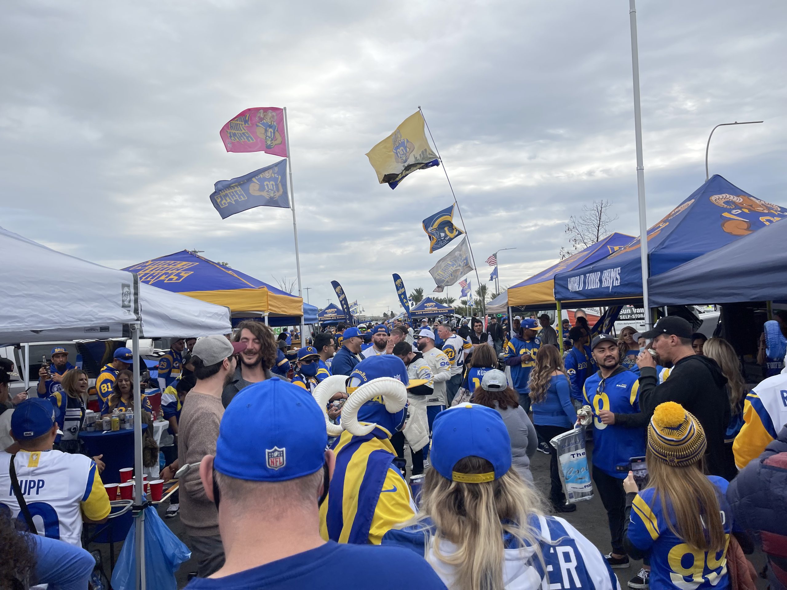 SoFi Stadium Gameday Guide – Stadium Experiences